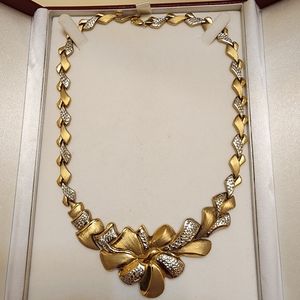 SHOWING 10KT 2 TONE NECKLACE
